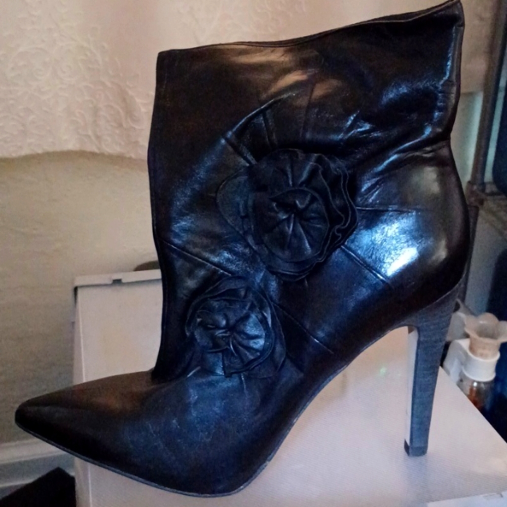Vince Camuto boots leather interior and exterior, size 9B, Black